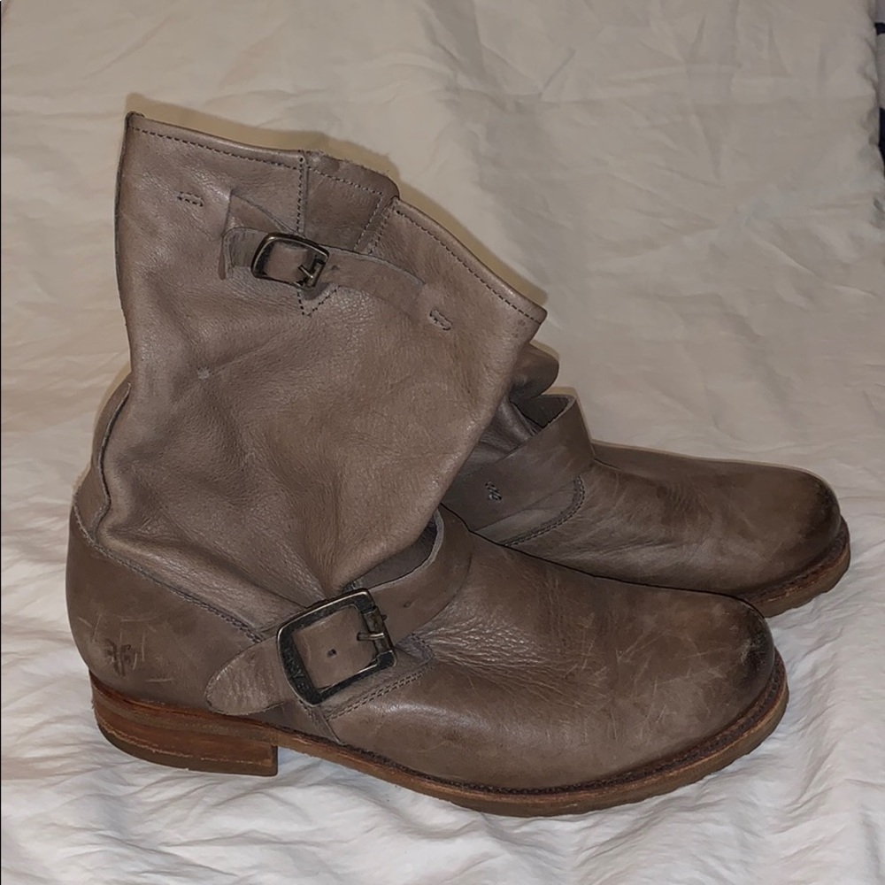 Frye Veronica short taupe Engineer Boot Size 8.